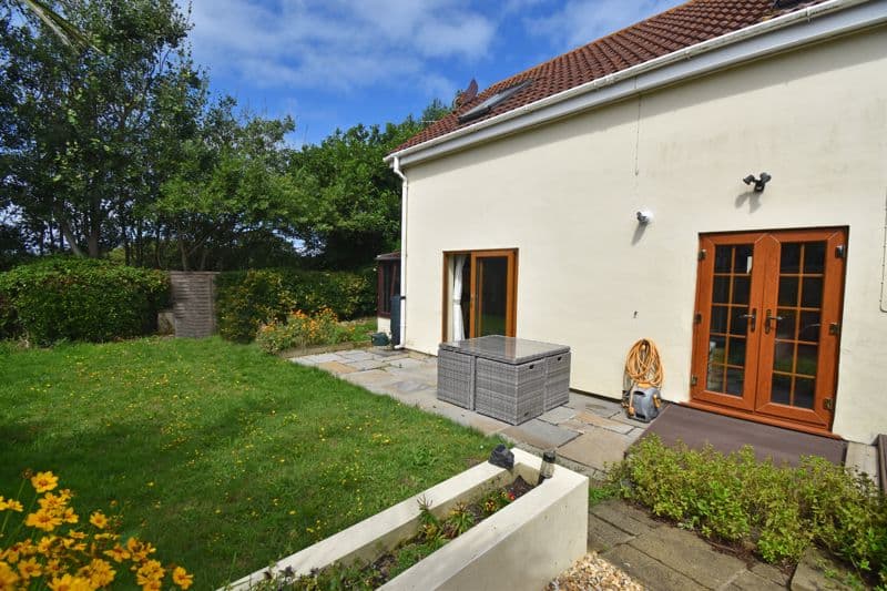 Mystique, Les Mielles Road, Vale