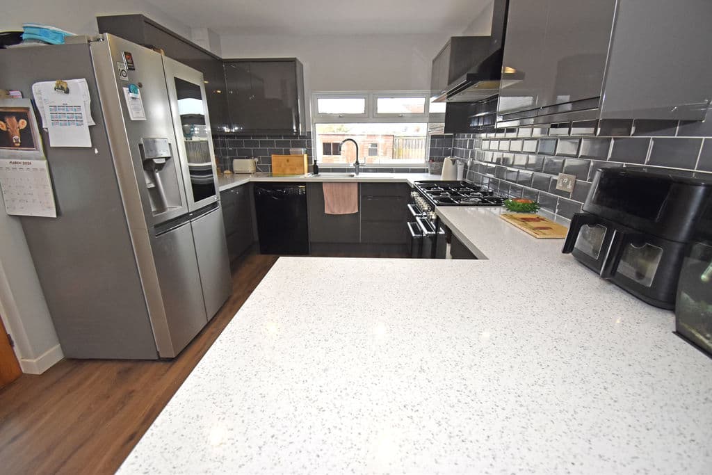 Avalon, Rue Des Francais, Castel