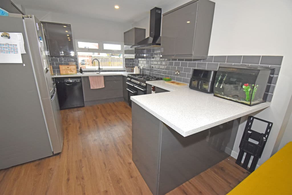 Avalon, Rue Des Francais, Castel