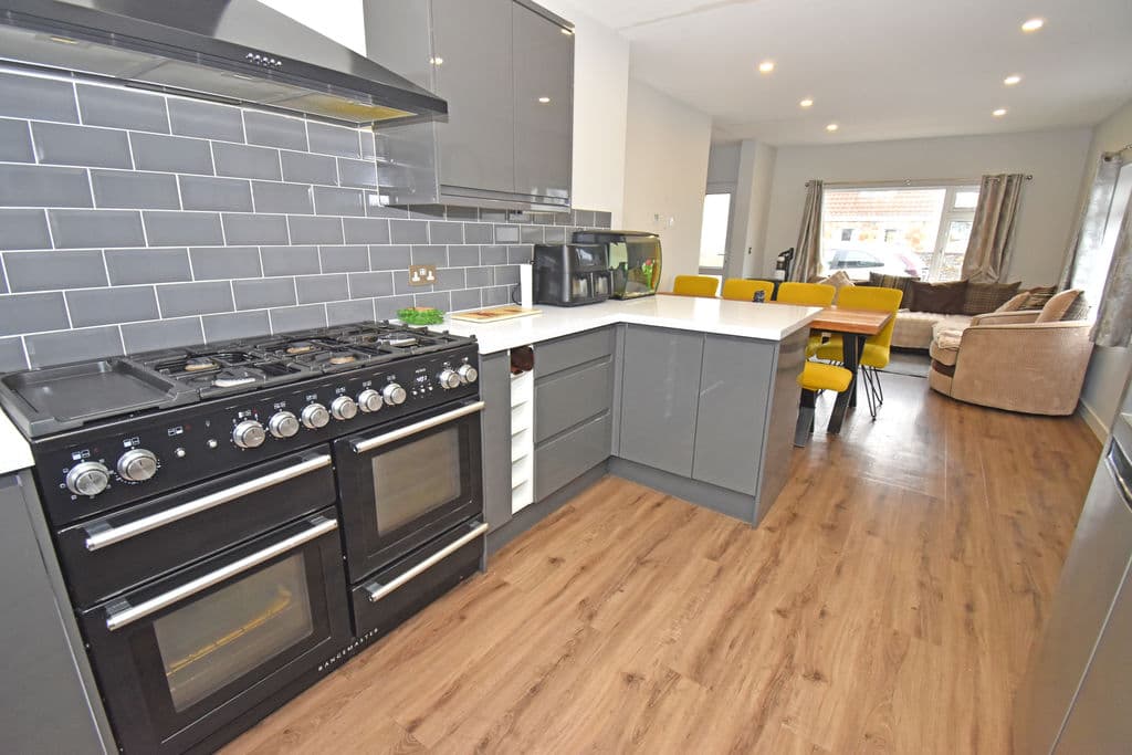 Avalon, Rue Des Francais, Castel