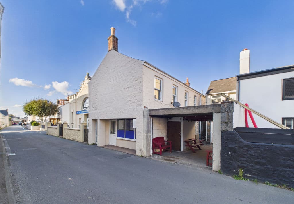 The Flat & Retail Unit, Suvide House, Nocq Road, St Sampson