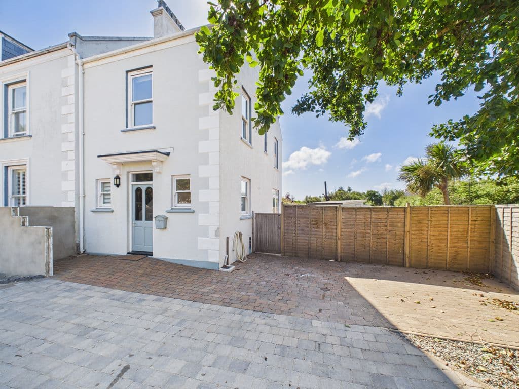 Faonds-Bas, La Grande Maison Road, Vale
