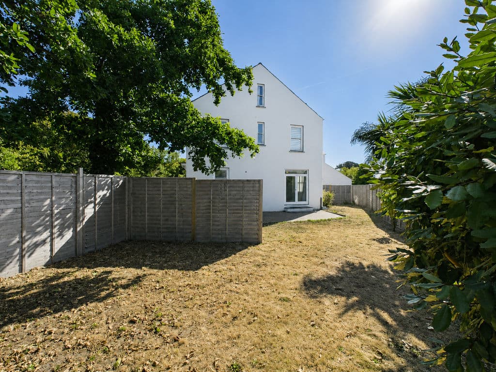 Faonds-Bas, La Grande Maison Road, Vale
